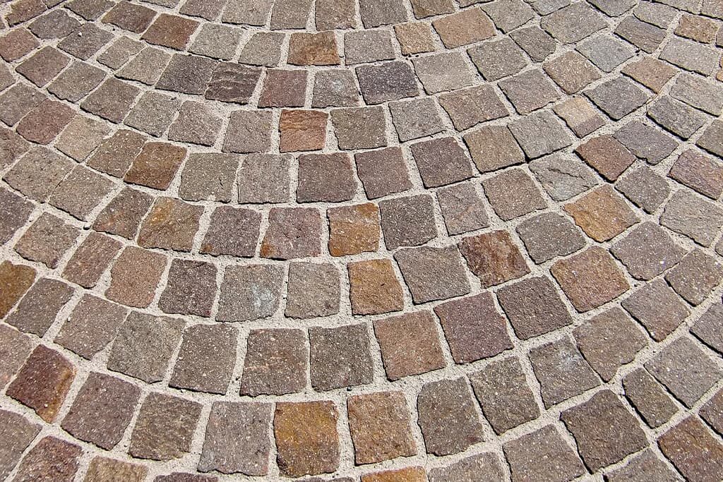 Circular block paving sett pattern